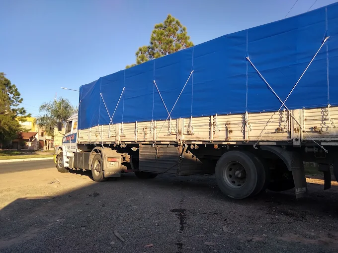Camión PULQUIPACK con lona azul en operación